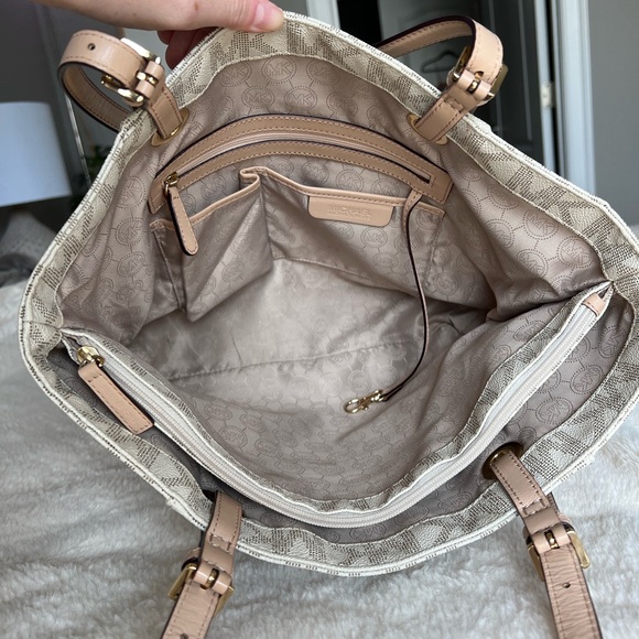 Michael Kors Large Leather Logo Shoulder Bag - Picture 15 of 16